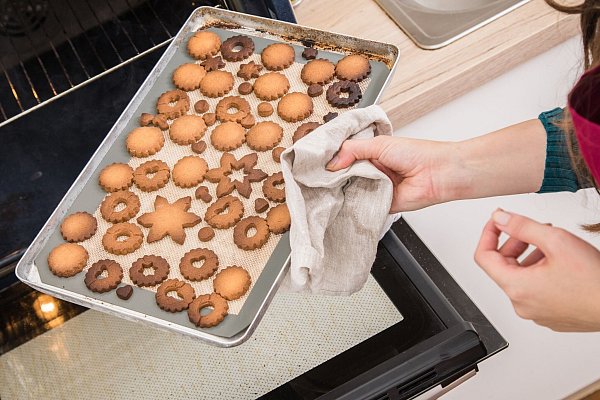Kekse und Plätzchen gelingen auch ohne Zucker - zum Beispiel nach einem Rezept mit Dattelpaste von Bloggerin Sabine Voshage. - © Christin Klose/dpa-tmn