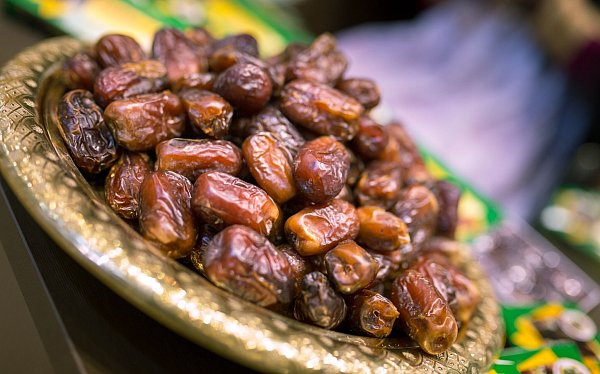 Aus getrockneten Datteln lässt sich Dattelpaste herstellen. Dazu 100 Gramm getrocknete Datteln in 70 Milliliter Wasser einweichen und dann mit dem Pürierstab cremig mixen. - © Florian Schuh/dpa-tmn