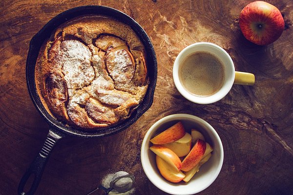 Luftige Leckerei aus dem Backofen: Für den Pancake wird der Teig über die Apfelscheiben gegossen und in der Röhre gebacken. Mehr Süße ist nicht drin, kann aber später durch Ahornsirup oder Puderzucker ergänzt werden. - © Aileen Kapitza/minzgruen.com/dpa-tmn