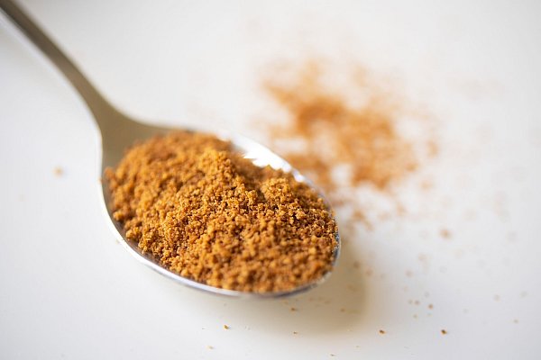 Kokosblütenzucker wird aus dem getrockneten und gemahlenen Nektar der Kokospalmen-Blüten gewonnen und hat einen karamellartigen Geschmack. - © Catherine Waibel/dpa-tmn