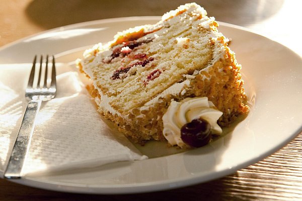 Bei Rezepten für Frankfurter Kranz kann der Haushaltszucker 1:1 durch Birkenzucker ersetzt werden. - © Manuela Rüther/dpa-tmn