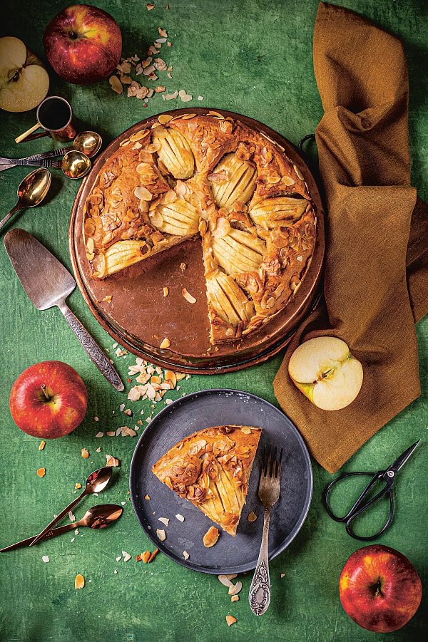 Ergibt ein besonderes Muster: Die halben Äpfel werden nicht in Scheibchen oder Viertel durchgeschnitten, sondern nur eingeritzt und tief in den zuckerfreien Teig gedrückt und gebacken. - © Susann Kreihe/Christian Verlag/dpa-tmn