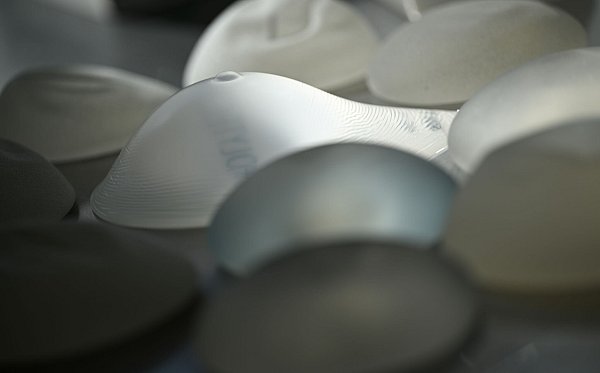 Der häufigste Eingriff betrifft die Brust. - © Arne Dedert/dpa