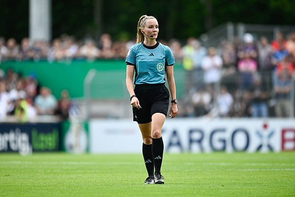 Fabienne Michel soll beim Drittliga-Spiel zwischen dem SC Verl und Rot-Weiss Essen sexistisch beleidigt worden sein. - © Silas Stein/dpa