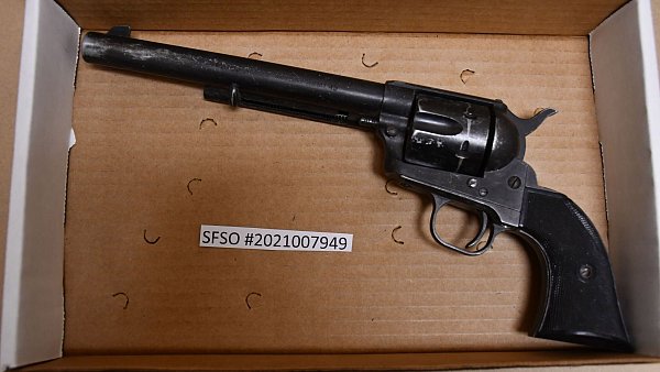 Diese Waffe wurde von Hollywoodstar Alec Baldwin bei den Dreharbeiten zum Film "Rust" abgefeuert - und die Kamerafrau Halyna Hutchins wurde dabei getötet, der Regisseur Joel Souza verletzt. (Archivbild) - © Santa Fe County Sheriff\\\'s Office/ZUMA Press Wire Service/dpa