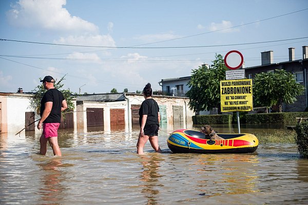 In Süden und Westen Polens stehen noch immer weite Landstriche unter Wasser. - © Attila Husejnow/SOPA Images via ZUMA Press Wire/dpa