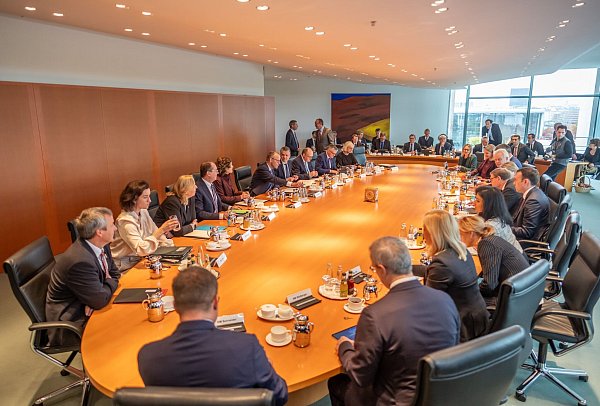 Die Ministerrunde hat die Aktivrente beschlossen. - © Michael Kappeler/dpa