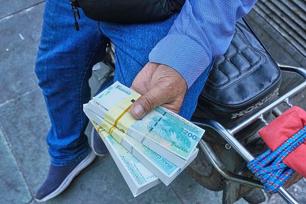 In den vergangenen zehn Jahren hat der Rial 97 Prozent seines Wertes gegenüber dem Euro eingebüßt. (Archivbild) - © Vahid Salemi/AP/dpa