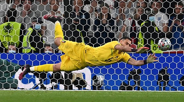 Italien hat keine Torwartsorgen: Gianluigi Donnarumma ist aktuell in Topform. - © Paul Ellis/Pool AFP/AP/dpa
