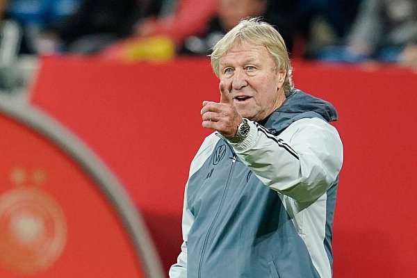 Feierte ein erfolgreiches Comeback an der Seitenlinie: Interimstrainer Horst Hrubesch. - © Uwe Anspach/dpa