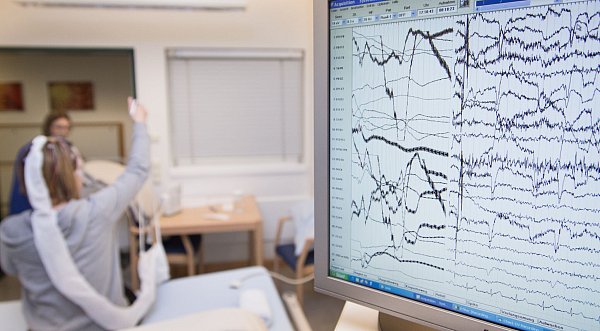 Ein sogenanntes EEG macht Gehirnströme sichtbar. Das Untersuchungsverfahren nimmt eine wichtige Rolle in der Diagnostik der Erkrankung ein. - © Friso Gentsch/dpa/dpa-tmn