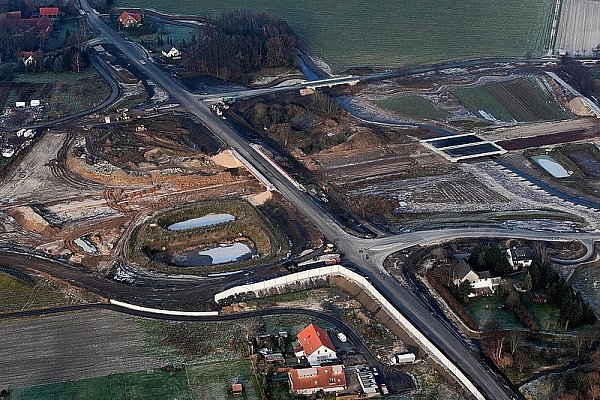 Die Eidinghausener Straße (von r. unten nach l. oben), Mönichhusen (r.), Wöhrener Straße (r. oben) und Nordstraße (l. oben) sind bereits mit einer Schwarzdecke überzogen. Leitplanken, Schilder, Markierungen und Seitenstreifen fehlen allerdings noch. - © FOTO: EDWIN DODD