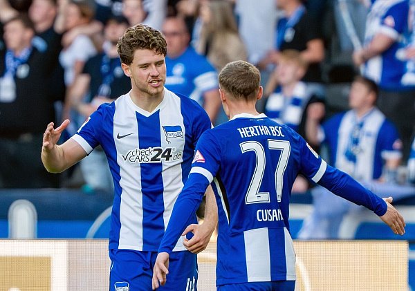 Tor zum 1:1: Herthas Linus Gechter vollendet den Freistoß von Michael Cuisance. - © Soeren Stache/dpa