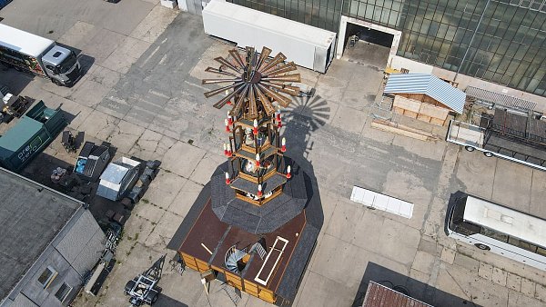 Die Pyramide zeigt die Weihnachtsgeschichte und besteht aus sechs Etagen mit einer Höhe von rund 20 Metern. - © Simon Kremer/dpa