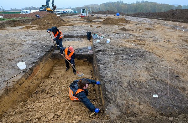Forscher erklären Vergangenheit: Archäologen graben bei Döbeln-Gärtitz eine frühbonzezeitliche Siedlung aus. (Archivbild) - © Hendrik Schmidt/dpa