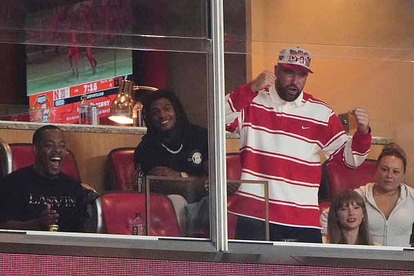 Travis Kelce und Taylor Swift schauten sich von einer Loge aus das Spiel zusammen an. - © Charlie Riedel/AP/dpa