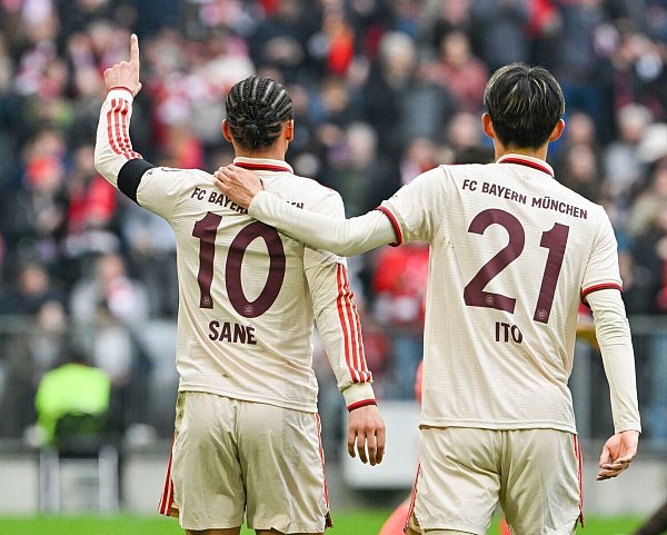 Hiroki Ito (r) musste verletzt vom Feld. - © Peter Kneffel/dpa