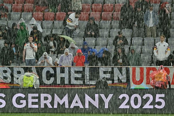 Die Zuschauer versuchten, irgendwie trocken zu bleiben. - © Peter Kneffel/dpa