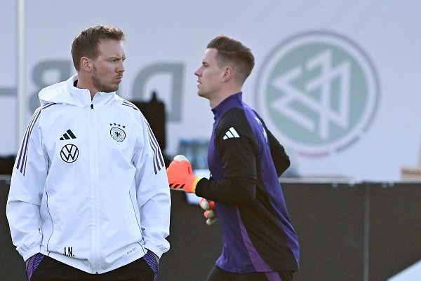 Auch auf der Torwartposition muss Nagelsmann (l.) seine Pläne wieder anpassen (Archivbild). - © Arne Dedert/dpa