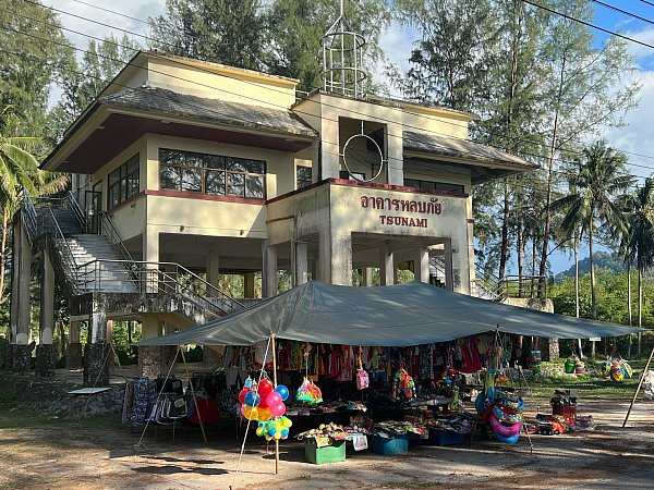 Heute gibt es in Thailand vielerorts Tsunami-Schutzgebäude, damit sich eine Katastrophe wie 2004 nie mehr wiederholt. (Archivbild) - © Carola Frentzen/dpa