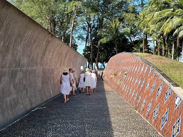 Besucher aus aller Welt kommen noch heute in die Tsunami-Gedenkstätte in Khao Lak, wo auch an viele deutsche Opfer erinnert wird. - © Carola Frentzen/dpa