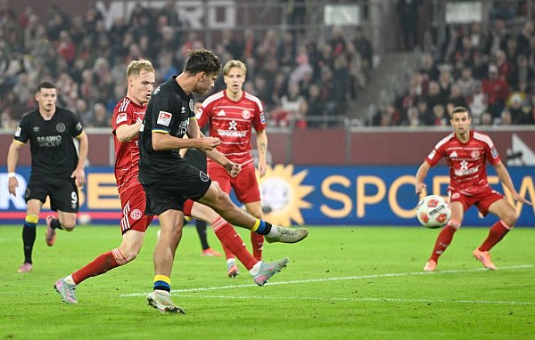 Max Marie trifft aus spitzem Winkel zum 2:0 für Braunschweig. - © Anke Waelischmiller/dpa