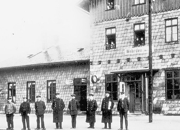 Der Bahnhof Wehrden um 1910. Die Obergeschosse dienten als Wohnungen für die Familien der Bahnleute. - © FOTO: PRIVAT