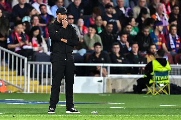 Vincent Kompany ist nach seiner ersten großen Niederlage als Bayern-Trainer in einer Englischen Woche gefordet. - © Sven Hoppe/dpa