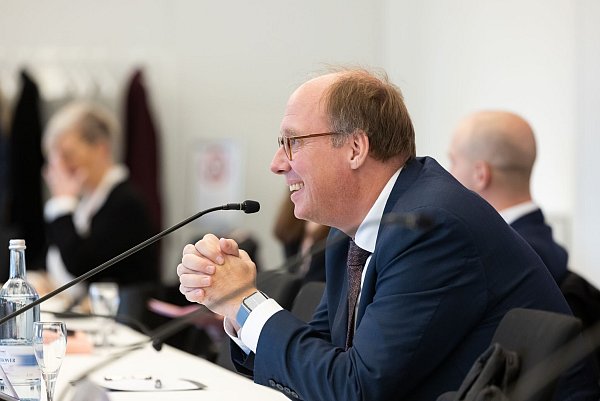 Am Nachmittag trat der Kanzleramtschef von Schröders Nachfolgerin Angela Merkel, Helge Braun, in den Zeugenstand des Untersuchungsausschusses. - © Ulrich Perrey/dpa