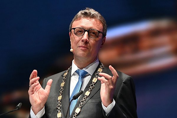 Das neue, KI-basierte Werkzeug habe zunächst einen Schock ausgelöst, sagte Patrick Cramer, Präsident der Max-Planck-Gesellschaft (MPG). Hier 2023 ist er bei einem Festakt zum 75-jährigen Jubiläum der MPG abgebildert. (Archivbild) - © Swen Pförtner/dpa