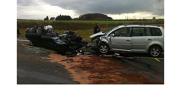 Drei Schwerverletzte bei 

Unfall nahe Lemgo - © Lemgo