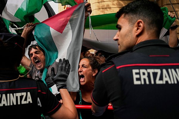 Seit Tagen nutzen die Demonstranten die Vuelta für ihre Proteste. - © Miguel Oses/AP/dpa