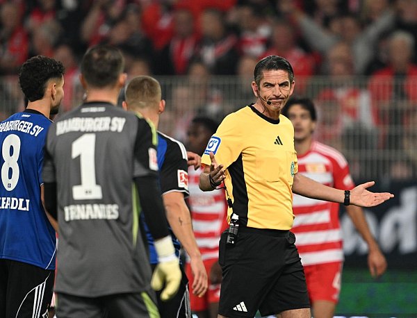 Referee Aytekin liegt mit seinem Elfmeterpfiff richtig. - © Soeren Stache/dpa
