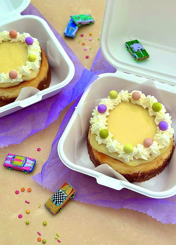 Wie ein Blumenkranz sieht das Topping auf dem New York Lemon Cheesecake von Marid Lubenow aus. - © Marid Lubenow/Christophorus Verlag/dpa-tmn