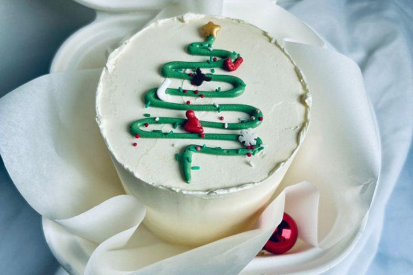 Eine Einladung zum Advents-Tee? Diese Version mit angedeutetem Tannenbaum passt gut in die (Vor-)Weihnachtszeit. - © Mango Bakes Cakes/mangobakes.de/dpa-tmn
