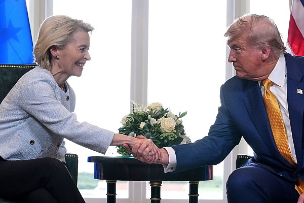 EU-Kommissionspräsidentin von der Leyen hatte sich Ende Juli mit Trump geeinigt - © Jacquelyn Martin/AP/dpa