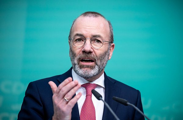 «Schmerzhaft, aber richtig:» EVP-Chef Manfred Weber verteidigt den Zoll-Kompromiss - © Michael Kappeler/dpa