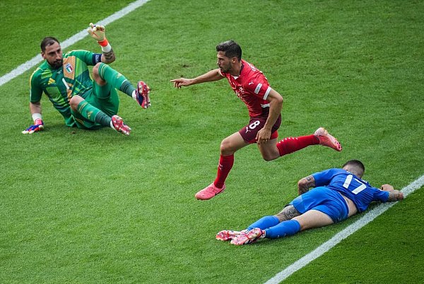 Remo Freuler (M.) brachte die Schweiz in der ersten Halbzeit in Führung. - © Sören Stache/dpa