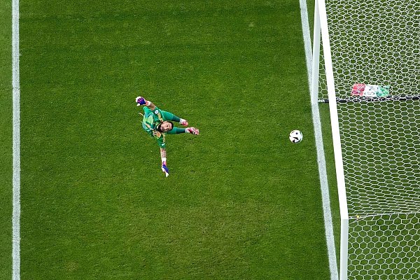 Italiens Torhüter Gianluigi Donnarumma war beim zweiten Tor der Schweizer chancenlos. - © Markus Schreiber/AP