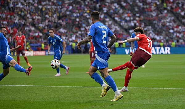 Direkt nach dem Seitenwechsel erhöhte Ruben Vargas mit einem Traumtor auf 2:0. - © Robert Michael/dpa