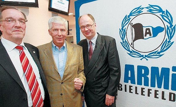 Das DSC-Präsidium mit Hans-Jürgen Laufer, Jörg Zillies und Hermann Richter (v. l.) stellt sich nach einem fast einstimmigen Wahlergebnis den Fotografen. - © FOTO: ANDREAS ZOBE