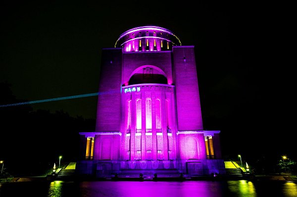 Am Abend des 11. Oktober macht Plan International in ganz Deutschland mit der Illuminierung bekannter Wahrzeichen und Gebäude auf die Rechte von Mädchen aufmerksam. (Archivbild) - © Daniel Bockwoldt/dpa