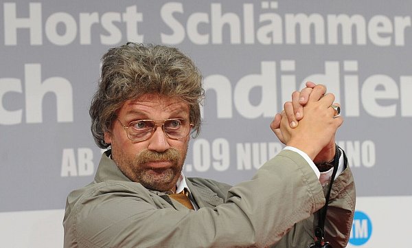 Reporter Horst Schlämmer ist Hape Kerkelings bekannteste Figur (Archivbild). - © Jens Kalaene/dpa-Zentralbild/dpa