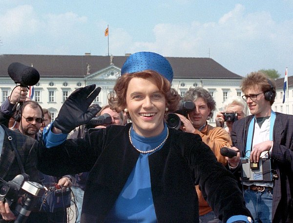 Der Auftritt als Königin Beatrix 1991 war Hape Kerkelings größter Kult-Moment (Archivbild). - © picture alliance / dpa