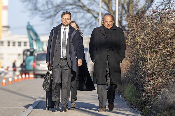 Platini (r): Zahlung von zwei Millionen Franken war rechtens. - © Urs Flueeler/KEYSTONE/dpa