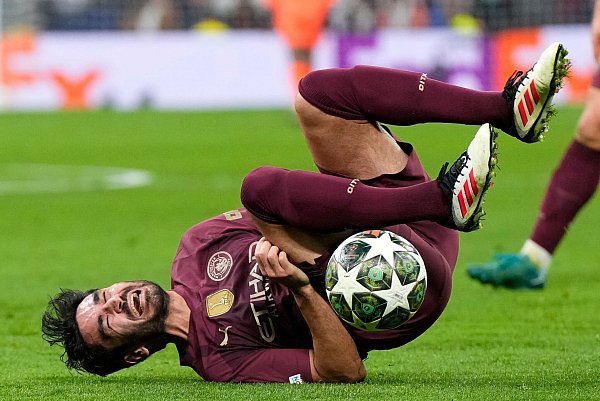 Bitterer Abend in einer bitteren Saison: Manchesters Ilkay Gündogan beim Champions-League-Aus. - © Manu Fernandez/AP/dpa