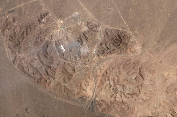 Die USA haben unter anderem die gut befestigte unterirdische Uran-Anreicherungslage Fordo angegriffen. - © Planet Labs PBC/Planet Labs PBC via AP/dpa