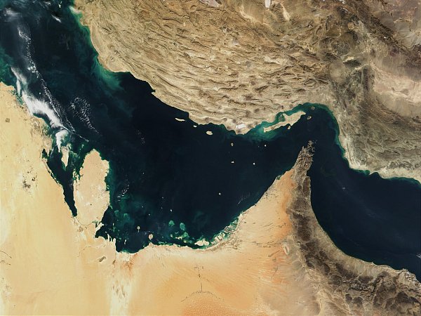 Die etwa 55 Kilometer breite Meerenge Straße von Hormus zwischen dem Iran und Oman gilt als eine der wichtigsten Schifffahrtsrouten für den weltweiten Ölexport. (Archivbild) - © -/The Visible Earth/NASA/dpa