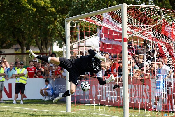 Gegentor zunächst verhindert: Bahlingens Keeper rettet in letzter Sekunde. - © Philipp von Ditfurth/dpa