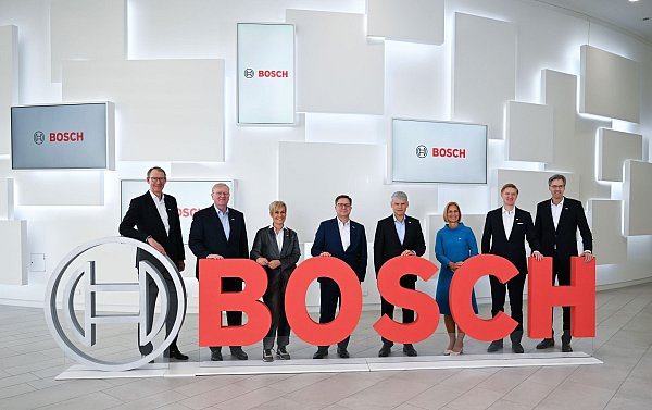 Sie haben Sparmaßnahmen in Milliardenhöhe angekündigt: Arbeitsdirektor Stefan Grosch (4.v.l.) und Mobilitätschef Markus Heyn (r). (Archivbild) - © Bernd Weißbrod/dpa
